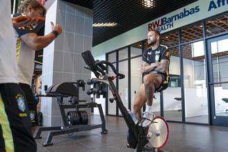 Neymar ainda realiza trabalho de fisioterapia 