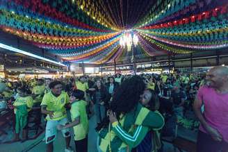 Torcedores celebram o gol da seleção brasileira no Centro de Tradições Nordestinas (CTN), na zona oeste de São Paulo.