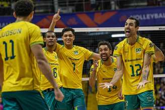 Seleção brasileira de vôlei comemora ponta na Liga das Nações.
