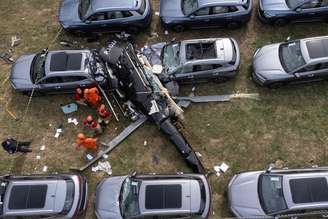 Destroços de helicóptero em pátio de carros elétricos no Rio