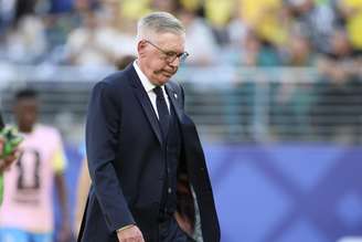 Ancelotti deixa o campo cabisbaixo 