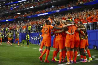 Jogadores da Holanda comemoram gol