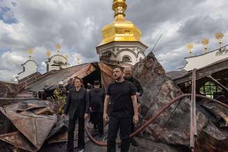 Zelensky visitou Mosteiro das Cavernas, destruído parcialmente após ser atingido por mísseis russos