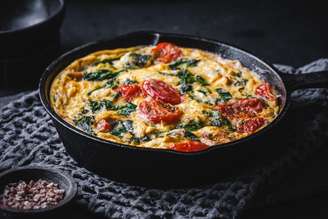 Frittata com ora-pro-nóbis, tomate e espinafre