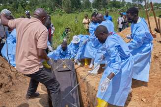 Enterro de vítima de ebola na província de Ituri, na República Democrática do Congo