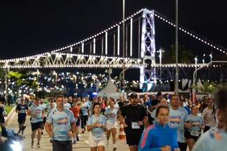 Largada geral com a Ponte Hercílio Luz ao fundo (Foto: Fernanda Paradizo / HT Sports)