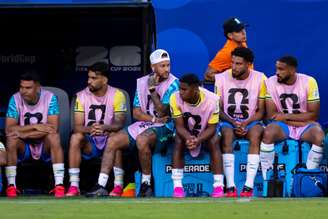 Neymar e Endrick ficaram sentado lado a lado no banco de reserva