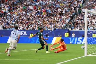 Abdulelah Al-Amri marca para a Arábia Saudita contra Uruguai