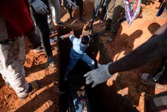 Voluntários da Cruz Vermelha sepultam vítima de Ebola em Bunia, na RDC