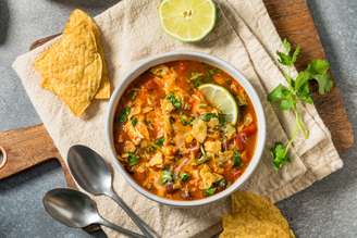 Sopa de frango com feijão e legumes