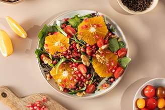 Salada cítrica com romã, nozes e folhas verdes