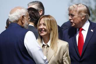 Giorgia Meloni e Donald Trump cumprimentam Narendra Modi no G7