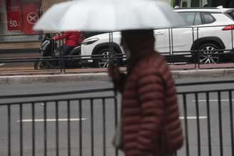 Pedestres enfrentam tarde de frio e garoa na Avenida Paulista, na região centro-sul da cidade de São Paulo (SP), na tarde desta segunda-feira, 15 de junho de 2026. 