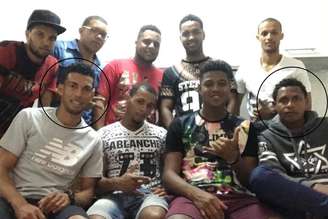 Danielson Leite (dir) posa em foto de Vozinha com os amigos