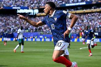 Mbappé comemora gol contra Senegal