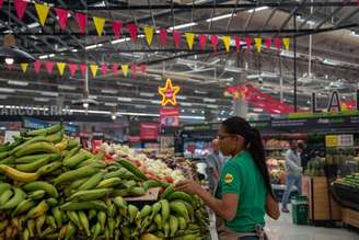 Algumas empresas, como supermercados, passaram a fechar mais cedo na Colômbia