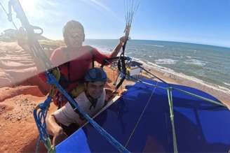 O cantor, compositor e pianista cearense Paulo Rodrigo, conhecido por tocar piano em cenários inusitados, conquistou seu quinto recorde nacional ao realizar uma apresentação durante um voo de parapente sobre as falésias de Canoa Quebrada, em Aracati, no litoral do Ceará. A performance ocorreu a cerca de 100 metros de altitude e integrou as gravações do videoclipe “Aracati”, parte do projeto “Orgulho de Ser Cearense”, voltado à valorização cultural e turística dos municípios do estado. Meu objetivo não é apenas tocar piano, mas criar experiências capazes de emocionar as pessoas e despertar o orgulho pelas nossas origens”, afirmou ele.