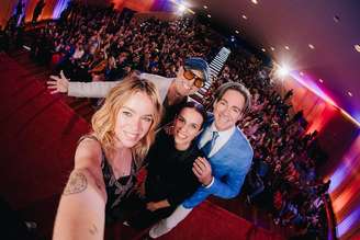 Milly Alcocl, estrela de 'Supergirl', tira selfie em evento com fãs no Rio ao lado da roteirista Ana Nogueira, do diretor Craig Gillespie e do produtor Peter Safran