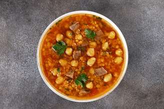 Sopa de carne com grão-de-bico e lentilha