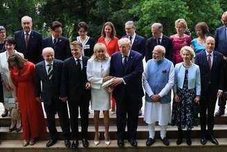 Líderes do G7 e de países convidados posam para foto em Évian-les-Bains