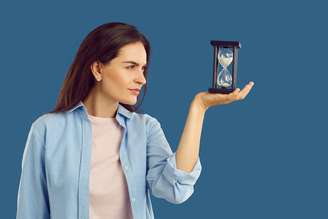 Entre as múltiplas formas de angústia relacionadas ao tempo, aquilo a que chamamos de “cronofobia”, tem entre uma de suas manifestações mais frequentes e estudadas a ansiedade em relação ao envelhecimento. Studio Romantic/Shutterstock