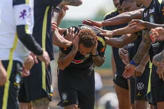 Neymar é batizado em treino da Seleção nos EUA 