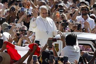 Papa Leão XIV cumprimenta fiéis antes de audiência geral no Vaticano