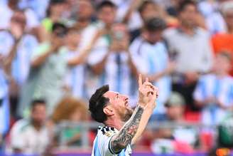 Messi comemora o primeiro gol da Argentina contra a Argélia.