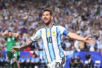 Lionel Messi comemora gol contra a Argélia