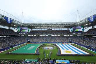 Bandeira da Arábia Saudita não toca o gramado.