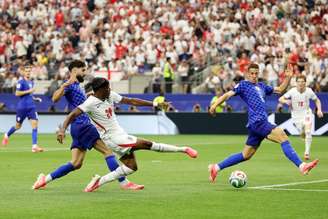 Madueke, da Inglaterra, disputa bola no campo da Croácia.