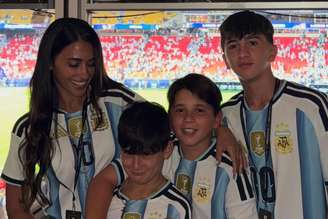 Antonela Rocuzzo e seus três filhos com Messi