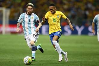 Neymar e Messi em jogo do Brasil contra a Argentina