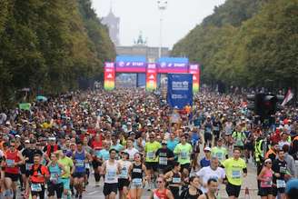 Largada da Maratona de Berlim é embalada por “Sirius”, de The Alan Parsons Project, trilha já tradicional da prova alemã (Foto: Fernanda Paradizo)