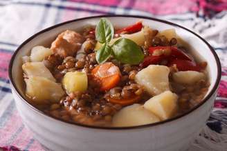 Sopa de lentilha com frango e legumes