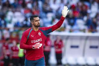 Diogo Costa, goleiro de Portugal, em aquecimento antes de amistoso contra a Nigéria 