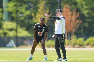 Endrick e Carlo Ancelotti em sessão de treino da Seleção Brasileira nesta quarta-feira, 17