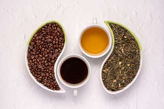 A escolha entre café e chá verde depende dos objetivos e da sensibilidade individual à cafeína