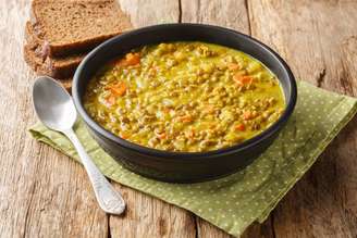 Sopa de lentilha com legumes, gengibre e cúrcuma