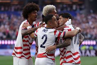 Jogadores dos Estados Unidos comemoram primeiro gol dos Estados Unidos na Copa do Mundo de 2026, em partida contra o Paraguai 