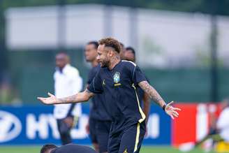 Neymar voltou a treinar no campo nesta semana