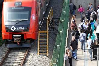 Foto ilustrativa. Trem da CPTM em estação da Linha 11-Coral