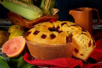 Bolo de milho-verde com goiabada