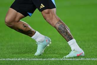 As tatuagens nas pernas do meio-campista argentino Leandro Paredes: contratos de publicidade fazem da arte corporal um dos poucos espaços de liberdade pessoal de jogadores de ponta, e as tatuagens podem ser vistas como uma pequena janela para sua alma. Marcelo Endelli/Getty Images