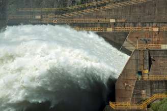 Hidrelétrica de Itaipu Binacional; ONS deve poupar água dos reservatórios de Itaipu e de hidrelétricas da região Sul para minimizar efeitos do El Niño