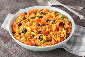 Arroz mexicano com feijão-preto, milho-verde e tomate