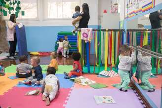 Boa parte das crianças de 0 a 3 anos está fora da escola por decisão dos pais; no entanto, uma grande porcentagem não encontra vagas no sistema, segundo IBGE.