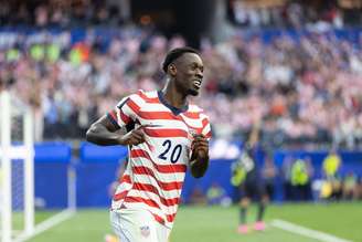 Folarin Balogun briga pela artilharia da Copa após marcar dois gols na estreia. 