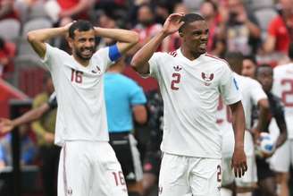 Jogadores do Catar lamentam lesão de Koné, do Canadá.
