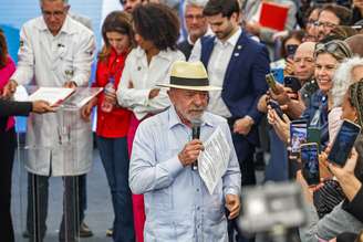 O presidente da República, Luiz Inácio Lula da Silva (c), acompanhado de outras autoridades, anuncia investimentos de R$ 89,3 milhões para o Hospital Luxemburgo, referência no tratamento oncológico, em Belo Horizonte (MG), na manhã desta sexta- feira, 19 de junho de 2026.